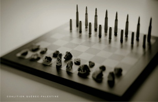 Photo conceptuelle de qualité : un jeu d'échec.  D'un côté les pièces sont des balles de fusil.  De l'autre, elles sont des petits cailloux. - Coalition Québec-Palestine.